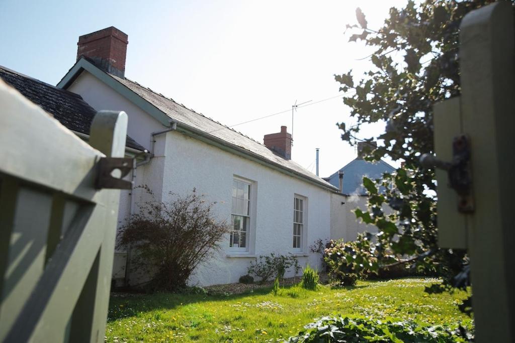 May Tree Cottage Manorbier 5 Mins From The Beach Sleeps 4 Екстериор снимка